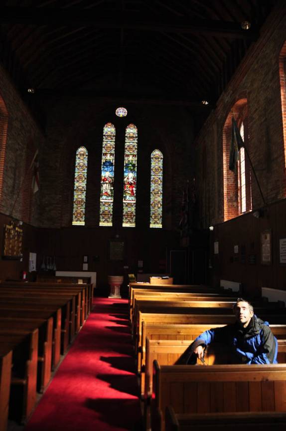 Interior da catedral anglicana de Port Stanley, a capital de Falkland